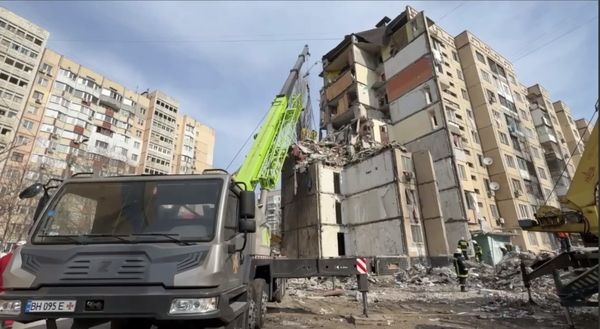 В Одесі продовжують розбирати завали 9-поверхівки, яка постраждала від удару російського дрона пізно ввечері 1 березня. Й стають відомі нові страшні подробиці трагедії. 1