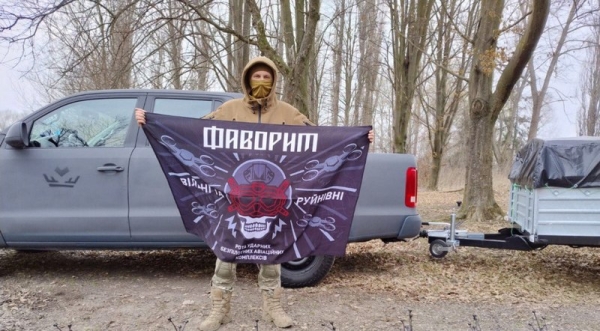 Благодійний фонд Favbet Foundation передав захисникам України чергові два позашляховики, Nissan P51 Pathfinder та Volkswagen Amarok, а також двовісний причіп. 1