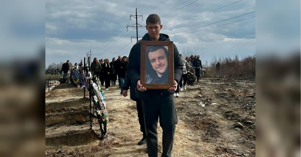 У Бучі попрощалися з місцевим жителем Дмитром Левковським, який був вбитий росіянами, коли вони завдали масованого ракетного удару по Києву. Він вважався зниклим безвісти з 29 грудня 2023 року. Його особистість підтвердили за допомогою ДНК-експертизи. Загинув внаслідок ракетного удару по Києву: в Бучі поховали місцевого жителя, який вважався зниклим безвісти - INFBusiness