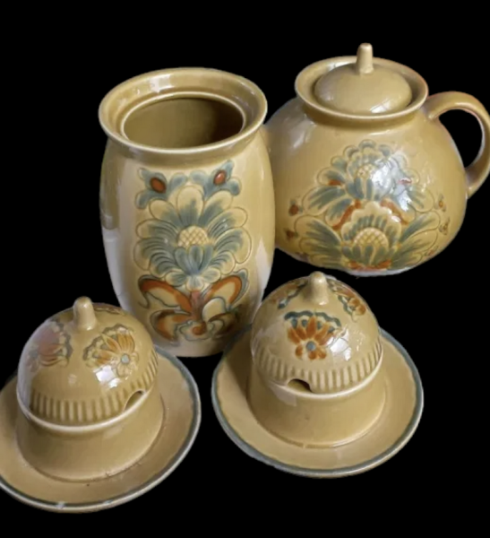 Предмети чайного сервізу, у складі якого є медівниця. Славутський завод «Будфарфор». 1970-ті 1