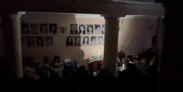 Скріншот з відео, знятого військовими в драмтеатрі 10 березня 2022 року 1