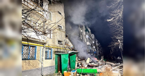 Російська армія продовжує завдавати ударів по житловим будинкам. Жертви та постраждалі є не лише в Кривому Розі, який напередодні був атакований авіаційними ракетами, а й на Сумщині та Донеччині. Російські нелюди вдарили по жилих будинках в Сумах і Мирнограді: є загиблі, багато ранених - INFBusiness