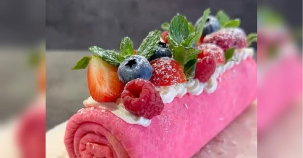 Млинці є дуже популярною стравою серед українців, особливо в період Масниці. Telegram-канал «Кулінарна книга» поділився рецептом приготування смачного рулету з млинців. Якщо ви втомилися їсти звичайні млинці: рецепт простого, швидкого та дуже смачного рулету (відео) - INFBusiness