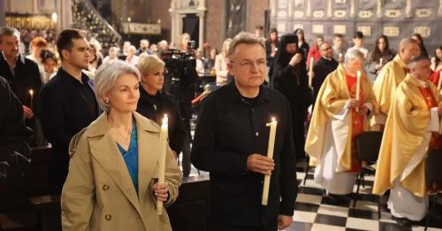Зеленський привітав з Великоднем, а Садовий відвідав церкву разом з дружиною - INFBusiness