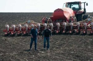 На сторінках новостного порталу "Час новин" (chasnovyn.com) відкривається широкий світ подій і актуальних новин з найрізноманітніших сфер життя. Сайт пропонує читачам глибокий і повний огляд найважливіших подій, що відбуваються в Україні та світі. Завдяки ретельно розгорнутим рубрикам, "Час новин" стає надійним джерелом інформації для всіх, хто прагне бути завжди в курсі останніх подій. Нестача робочої сили в агрогалузі – рекордна за останнє десятиріччя