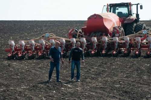 В Україні вже третій рік поспіль, від початку повномасштабної війни, аграрії працюють на полях. Проте зараз досить напружено чекають на рішення щодо мобілізації і можливості бронювання співробітників. Нестача робочої сили в агрогалузі – рекордна за останнє десятиріччя - INFBusiness