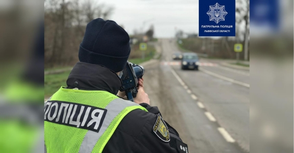 Не секрет, що «заробити» на водіях хочуть не лише працівники автосервісів, а й представники інших служб, які мають право здійснювати вплив на автомобілістів. Не жуйте жуйку за кермом: названо ознаки, за якими поліція обирає авто для зупинки - INFBusiness