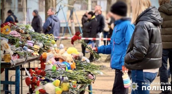 В Одесі продовжують розбирати завали 9-поверхівки, яка постраждала від удару російського дрона пізно ввечері 1 березня. Й стають відомі нові страшні подробиці трагедії. 1