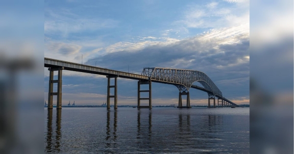 У США вантажне судно врізалося в опори автомобільного мосту і конструкція завдовжки 2,57 км впала у воду. Майже трикілометровий міст впав у США після того, як у нього врізалося судно (відео) - INFBusiness