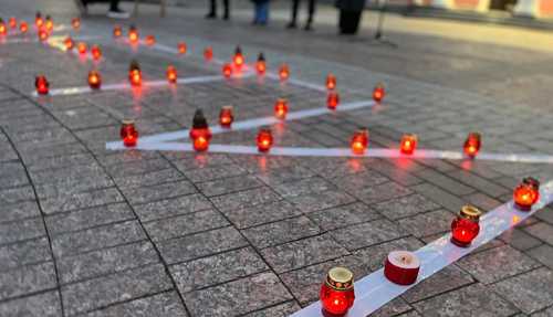 На площі перед кропивницьким театром вшанували пам’ять жертв трагедії, що сколихнула світ (ФОТО) - INFBusiness
