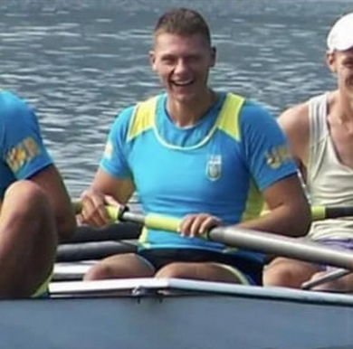 Безжальна війна з російськими окупантами забрала життя ще одного українського спортсмена. У боях в Запорізькій області загинув 28-річний багаторазовий чемпіон України та переможець чемпіонату Європи з веслування серед юніорів, уродженець Миколаєва Дмитро Губанов. Зв'язок із бійцем Національної гвардії перервався ще влітку 2023 року, але підтвердити його загибель змогли лише зараз. Раніше на фронті загинув чемпіон України з академічного веслування Андрій Кириченко. 1