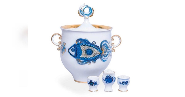 Чи є у вас вдома оселедниці, спеціальні блюда для заливного з риби, сети для рибної юшки та ікорниці? Всі ці предмети посуду необхідні для сервірування страв з риби та морепродуктів. Адже вже давно помічено, що посуд може впливати на смак. Пояснення цьому просте: страва у спеціально призначеному посуді виглядає більш апетитно. «Набори для рибної юшки українського виробництва вражають вишуканістю та красою», — колекціонерка фарфору Людмила Карпінська-Романюк - INFBusiness