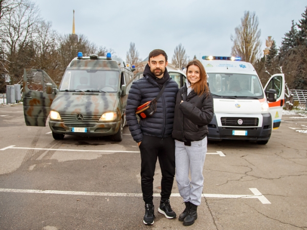 Влад із дружиною Анною стали волонтерами, підключили друзів з-за кордону, продовжують це і зараз 1