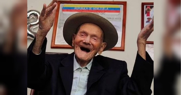 У світі помер ще один довгожитель. Венесуелець Хуан Вісенте Перес Мора, який був найстаршим чоловіком планети, помер за два місяці до свого 115-річчя. У нього залишилось 11 дітей, 41 онук, 18 правнуків і 12 праправнуків, пише Daily Mail. Склянку самогону пив щодня: найстаріший у світі чоловік помер, не доживши два місяці до 115-річчя (фото) - INFBusiness