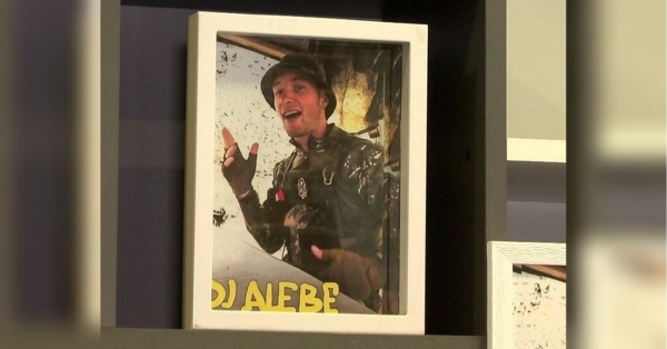 На Вінниччині відкрили студію звукозапису для обдарованих дітей, про яку за життя мріяв Олександр Бевз. Прикордонник був творчою людиною, писав музику та мріяв грати на музичних фестивалях. А ще планував відкрити власну студію звукозапису. Ці мрії Олександр залишив у записці, яку разом із особистими речами передали матері 25-річного героя, який загинув на Донеччині… Захисник посмертно нагороджений орденом «За мужність» III ступеня. «У потаємній кишені бронежилета після загибелі Сашка знайшла лист із його мрією»: у пам’ять про єдиного сина мама облаштувала студію звукозапису - INFBusiness