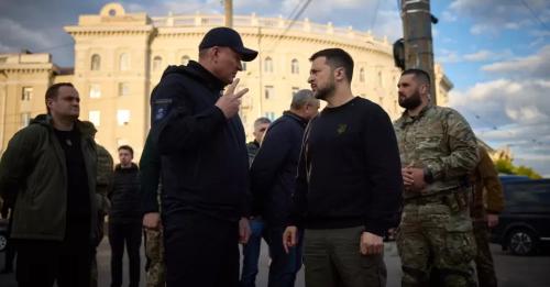 Фото: President.gov.ua Зеленський у Дніпрі відвідав зруйнований російською ракетою будинок - INFBusiness