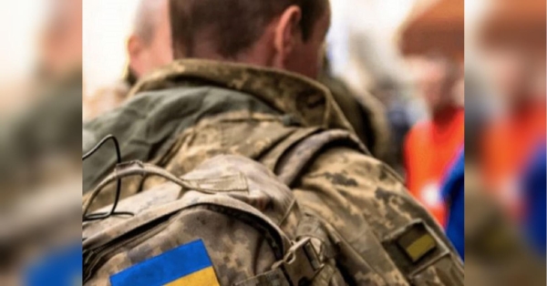 В Україні, де триває загальна мобілізація, розгорівся ще один скандал, пов’язаний з ТЦК. 41-річний хмельничанин Андрій Панасюк помер через два дні після того, як побував у Хмельницькому об'єднаному міському ТЦК та СП. Туди його доправили працівники ТЦК, зустрівши чоловіка вранці 27 березня в одному з хмельницьких магазинів на вулиці Тернопільській. Про це Суспільне Хмельницький розповіла хмельничанка Наталія Кушлак, яка й розмістила допис про історію, що трапилася з їхнім сином Андрієм у соцмережах. Помер через два дні після «відвідування» ТЦК: у Хмельницькому виник новий «мобілізаційний» скандал (фото) - INFBusiness