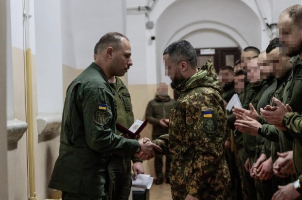 "Хлопці тримаються за рахунок своїх безмежних емоційних і фізичних резервів. Навіть іноді не розуміючи, звідки ці внутрішні сили можуть узятися. Сам часто дивуюся. Не даремно, мабуть, кажуть, що ми нація з великим духом", - сказав Володимир Вуткі 1