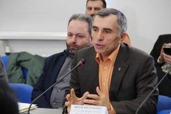 Віктор Брехуненко (на фото праворуч): «Як не дивно, але сусіди (в тому числі московія) на глобальному рівні визнавали рацію за українським поглядом на наші кордони» (фото з uinp.gov.ua) 1