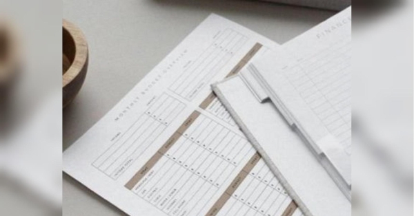 В Україні для деяких громадян передбачені пільги на оплату послуг житлово-комунального господарства. Скористатись пільгою в розмірі 100% знижки на оплату житлово-комунальних послуг, придбання твердого та рідкого пічного побутового палива і скрапленого газу в межах встановлених норм можуть пенсіонери окремих професій, які працювали в сільській місцевості та продовжують там проживати після виходу на пенсію. Про це повідомили в Пенсійному фонді України. Хто з українців має право на 100% знижку на оплату комуналки: у ПФУ назвали категорії - INFBusiness