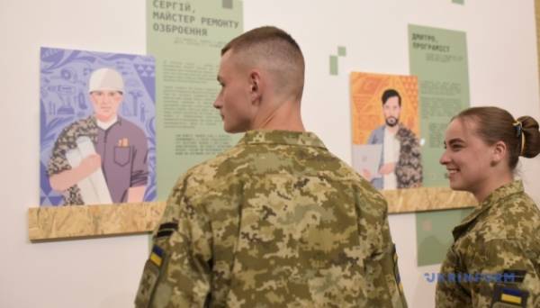 СтратКом ЗСУ презентував на Книжковому арсеналі виставку «Вдягаю піксель» Фото 30.05.2024 21:36 Укрінформ Управління стратегічних комунікацій Генерального штабу Збройних Сил України (СтратКом ЗСУ) відкрило мистецьку виставку «Вдягаю піксель. Історії тих, хто обрав боротьбу» в рамках Книжкового Арсеналу. СтратКом ЗСУ презентував на Книжковому арсеналі виставку «Вдягаю піксель» - INFBusiness