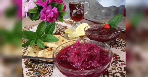 В українців чи не в кожніому обійсті ростуть трояндові кущі, квіти яких неможливо обійти стороною. Аромат вражає. Щоби насолоджуватись квітами і взимку, приготуйте це варення. Подавати його можна до чаю або млинців, сирників та інших десертів, радить кулінарка Олена Авраменко. Пора троянд: саме час робити неймовірно смачне варення - INFBusiness