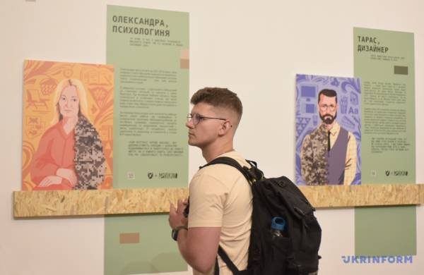 СтратКом ЗСУ презентував на Книжковому арсеналі виставку «Вдягаю піксель» - INFBusiness