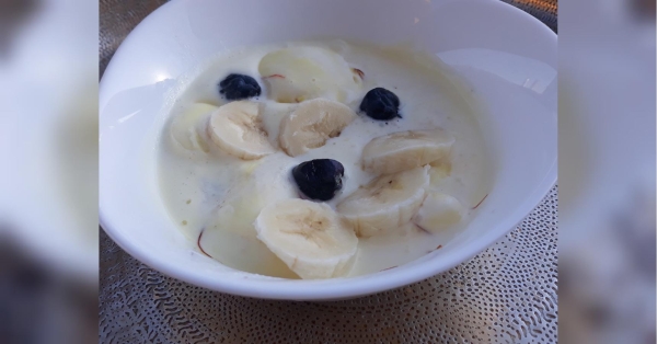 Десерт із морозивом, бананом і родзинками: легко і смачно