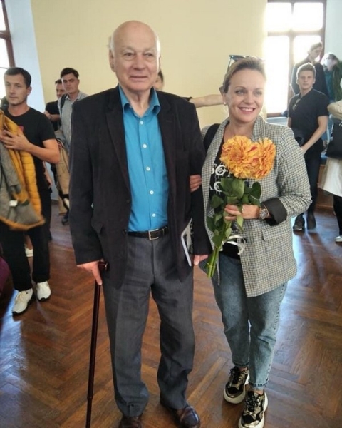 Пішов з життя один з найяскравіших митців сучасного національного театрального мистецтва, народний артист України, лауреат Шевченківської премії, вчитель Богдан Козак. Його серце зупинилося у Львові. Причини смерті наразі не повідомляють. Трагічну звістку повідомив голова Львівської ОВА Максим Козицький. 1