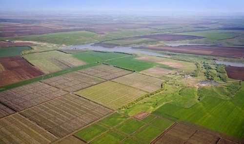 У державній власності залишається близько 800 тис гектарів землі і майже половина з них наразі знаходиться в розпорядженні Фонду державного майна. Про це йдеться у розслідуванні ЕП про землі Нацакадемії аграрних наук, в якому наводяться дані з непублічної презентації Фонду держмайна. Фонд держмайна надаватиме державні землі в оренду - INFBusiness