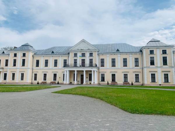 Вишнівецький палац на Тернопільщині повернули у власність держави - INFBusiness