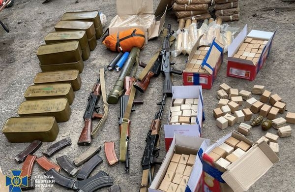 Служба безпеки затримала ділків, які продавали зброю криміналітету. Відбулося це під час комплексних заходів у Київській, Миколаївській та Львівській областях. 1
