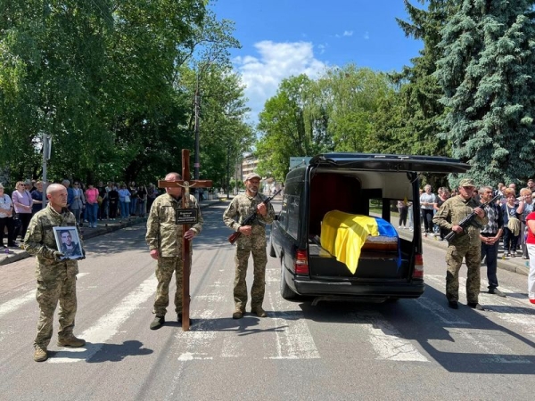У Самборі на Львівщині провели в останню дорогу загиблого захисника України солдата Олега Кончака. Як повідомляє міська рада, майбутній захисник нещодавно лише вивчився на помічника бурильника свердловин для видобутку нафти й газу. Він любив техніку, цікавився нею. 1