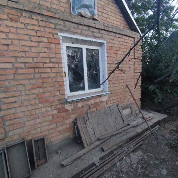 Російський ворог продовжує тероризувати Дніпропетровську область, де вчора було пряме влучання ракетою по багатоповерхівці в обласному центрі. 1