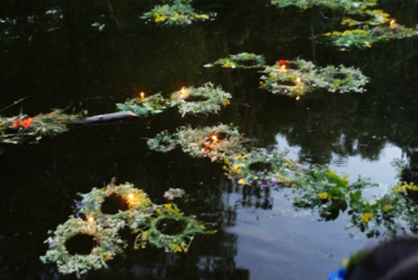 Про заміжжя у поточному році дівчата гадали на вінках, які пускади по воді. Фото з архіву музею у Пирогові 1