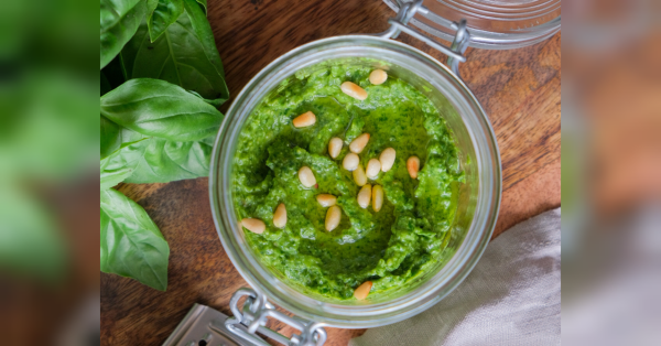Песто — це популярний соус італійської кухні. Його готують у ступці, але для швидкості можна все скласти в чашу блендера з ножами і подрібнити. Соус песто додають до різноманітних паст, піци, тостів, салатів, ділиться фудблогерка Світлана Климовська. Ідеальний соус песто: приготуйте, бо воно того варте - INFBusiness