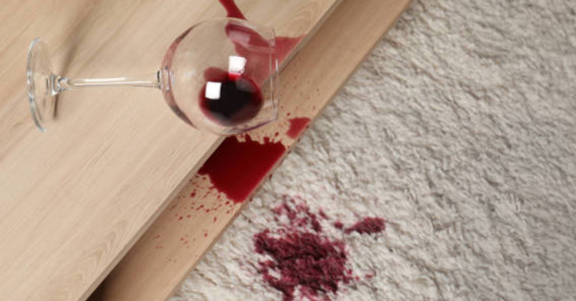 Як відмити пляму від вина: три корисних лайфхаки