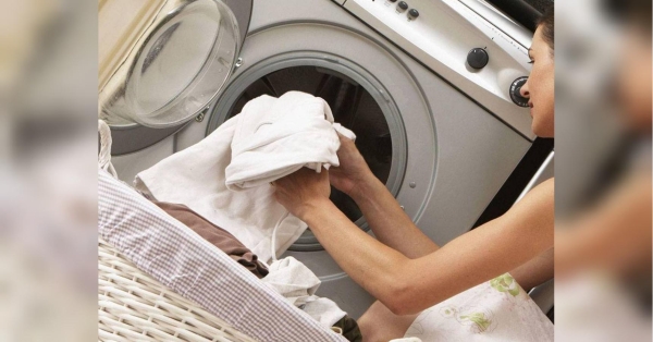 Століттями сіль використовується для приготування страв і консервування продуктів, проте вона має багато інших застосувань, які можуть вас здивувати. Одне з них — використання у пранні. Простий трюк допоможе розв'язати три найпоширеніші проблеми з білизною та одягом: плями, неприємні запахи та жорстка вода. Ви будете здивовані тим, наскільки ефективно сіль може допомогти у ваших щоденних клопотах, пише zielonyogrodek.pl. Достатньо двох столових ложок: як сіль допоможе гарно випрати одяг та білизну - INFBusiness