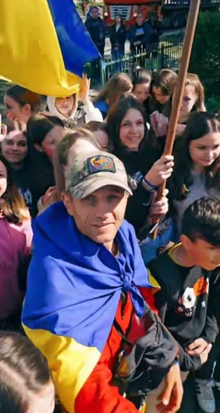 "Моя мета - не тільки зібрати на дрони, а й показати щирість українців, наскільки ми єдиний народ, і показати всьому світові, за що стоять наші військові", - говорить Петро Скрипка 1