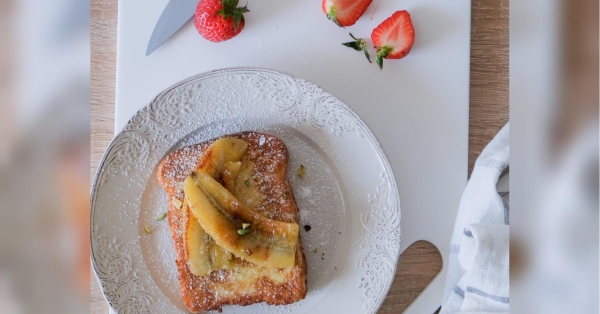 Для тостів можна використати тостовий хліб, панеттоне або звичайний батон. Якщо купуєте тостовий хліб, то зазвичай там тоненькі шматочки, тому беремо по два і занурюємо в яєчну суміш. Тоненькі шматочки виходять не такі соковиті. Обов’язково додавати корицю, вона тут не лише для смаку, а і для кольору, ділиться фудблогерка Світлана Климовська, яка раніше давала рецепт булочок з корицею. Французькі тости: стануть ідеальним сніданком - INFBusiness