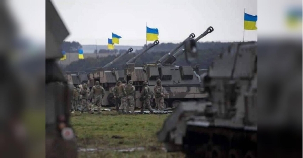 Українська вогнева міць посилилася після того, як американські законодавці схвалили вкрай необхідний пакет військової допомоги, хоча й діють не досить швидко, щоб зупинити російський наступ на сході України. Адже московські війська все ще завойовують позиції вздовж звивистої лінії фронту та, ймовірно, продовжать це робити влітку, коли сухіша земля і довші дні лише сприятимуть їхньому просуванню, пише apnews. Стратегія «еластичної стрічки»: на Заході розповіли, що вона дасть Україні - INFBusiness