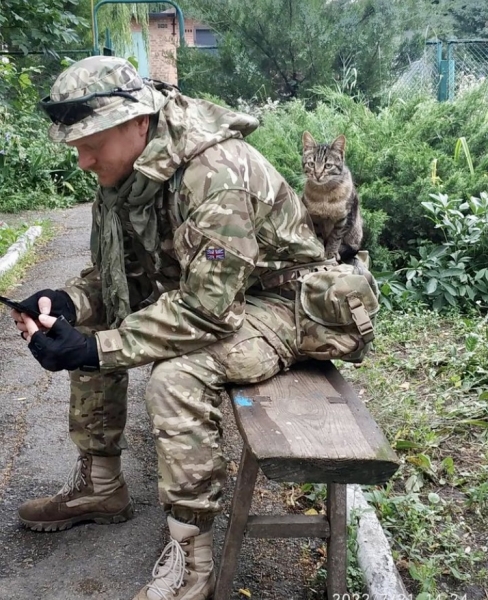 "На фронті відчуваєш все без прикрас, по-справжньому: страх, самотність, надію, розпач, а потім ейфорію, радість від простих речей", - згадує Олександр 1