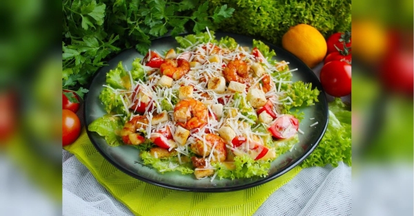 Це швидкий літній варіант класичного салату «Цезар». В ньому обсмажені креветки, хрусткий салат ромен, домашні сухарики та пікантна заправка. Обсмажування креветок для цього салату займає всього чотири хвилини, що робить його ідеальною стравою і для святкової, і для буденної вечері, пише foodandwine.com. Салат «Цезар» з креветками: ідеальна страва до святкового столу - INFBusiness