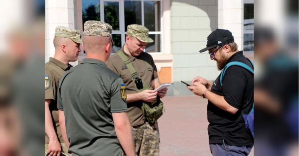 В Україні тривають воєнний стан та загальна мобілізація. Військовозобов'язані повинні мати при собі військово-обліковий документ, однак він може бути як в паперовому, так і в електронному вигляді. Вручення повістки на вулиці: у ТЦК пояснили, чи можна відмовитися від перевірки - INFBusiness