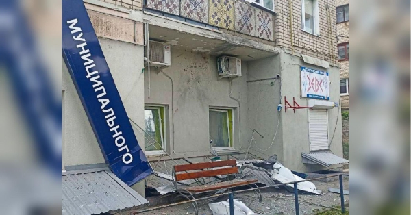 Збройні сили України продовжують боротися з окупантами. Окупаційну адміністрацію в Каховці атакував український дрон. Про це повідомляє Telegram-канал «Андрющенко Time». Український дрон нагрянув до окупаційної адміністрації Каховки: підсумки «візиту» (фото, відео) - INFBusiness