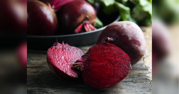 Буряк є невід'ємною і дуже важливою частиною кулінарних вподобань українців. Згадайте хоча б український борщ, який набуває свого неповторного кольору і аромату саме завдяки цьому овочу. Як швидко відмити долоні, що почервоніли від буряка: простий спосіб без «хімії» - INFBusiness