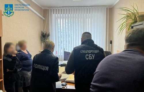 За процесуального керівництва Хмельницької обласної прокуратури повідомлено про підозру заступнику начальника та головному спеціалісту відділу фітосанітарних заходів на кордоні Головного управління Держпродспоживслужби в Хмельницькій області та їх пособнику – митному брокеру. На Хмельниччині працівники Держпродспоживслужби підробляли фітосанітарні сертифікати - INFBusiness