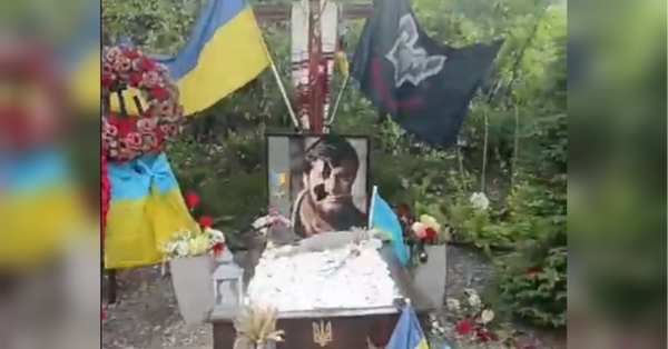 У Києві невідомі вандали поглумилися над могилами Дмитра «Да Вінчі» Коцюбайла та інших героїв війни (відео) - INFBusiness