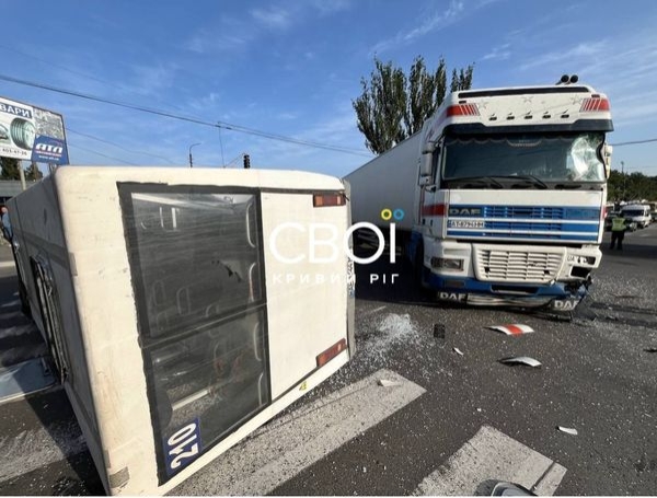 У Кривому Розі, який нещодавно росіяни обстріляли ракетами, сталася ДТП за участю вантажівки та маршрутного таксі. 1