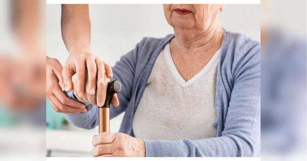 Хвороба Паркінсона є хронічним прогресуючим захворюванням головного мозку. Вона спричиняється загибеллю певних нервових клітин, які виробляють дофамін, і є однією з найпоширеніших класичних неврологічних захворювань у світі. Клітинам мозку дофамін потрібен для того, щоб надсилати повідомлення до інших клітин мозку та до нервів і м’язів нашого тіла. Наприклад, він допомагає вчасно зупинитись на краю тротуару, щоб не вийти на дорогу. Або допомагає зав’язувати шнурівки на черевиках. Якщо його стане менше, не вдасться вправно контролювати свої рухи, пояснює невролог Анатолій Німчук. «Спочатку ці прояви ледь помітні»: що варто знати про хворобу Паркінсона - INFBusiness